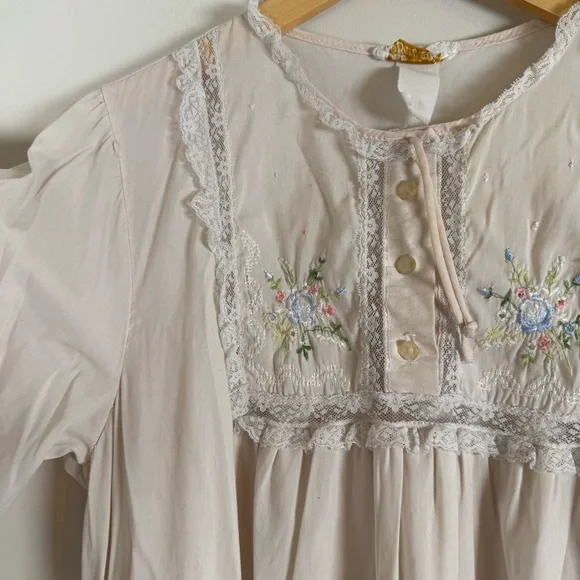 Barbizon Vintage VTG Lace‎ Embroidered Darling Cottage Core House Dress Gown - Picture 4 of 7